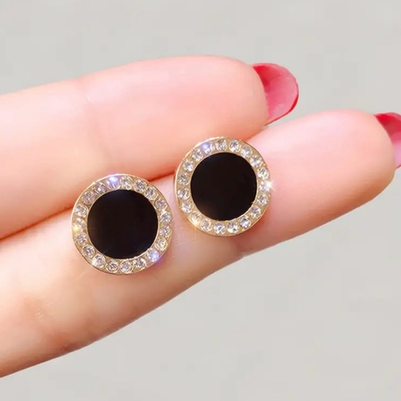 Elegant gold finish stud earrings - Picture 4 of 4